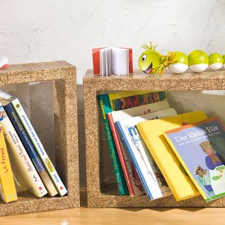 B&uuml;cherwurm & L&ouml;wenfreund - B&uuml;cherregal mit Steckern aus Kochl&ouml;ffeln