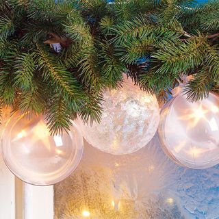 Leuchtende Schneeball-Girlande