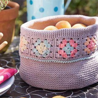 K&ouml;rbchen mit Granny Squares Rand