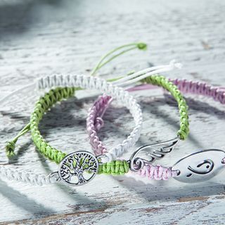 Makramee-Armband mit Metall-Anh&auml;ngern