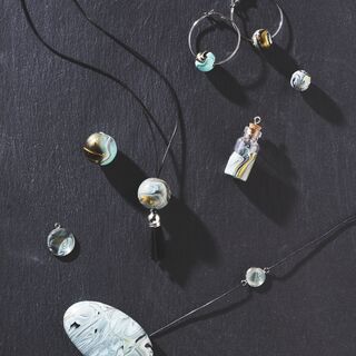 Schmuck mit Pouring