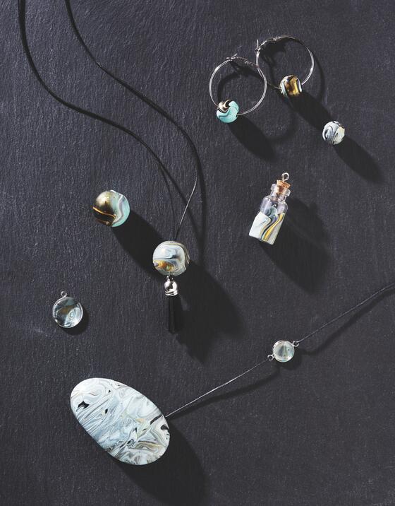 Schmuck mit Pouring