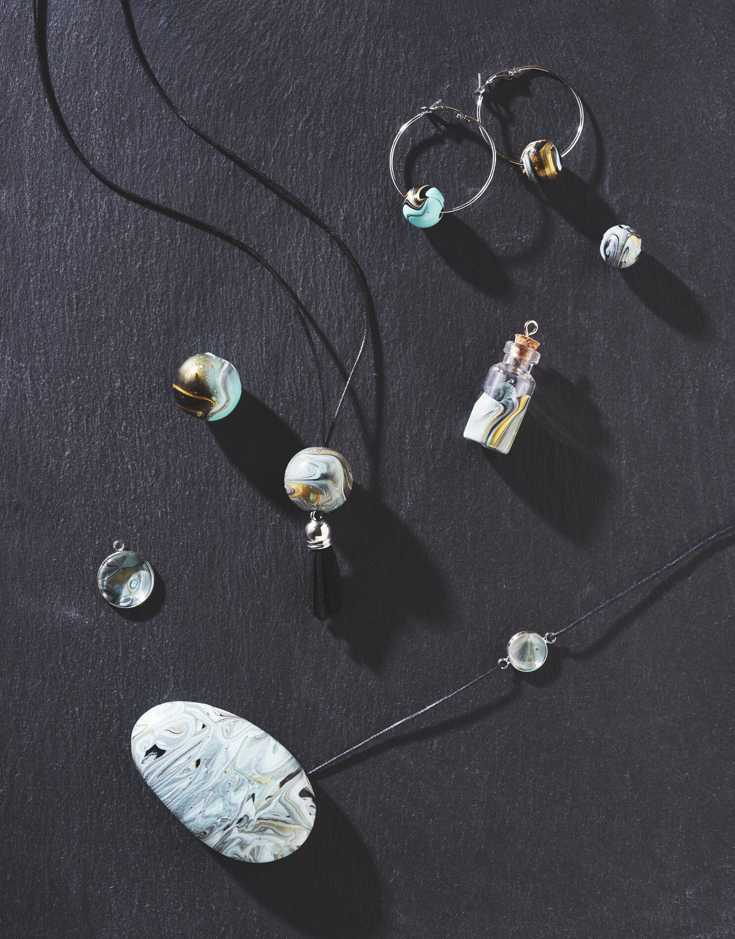 Schmuck mit Pouring