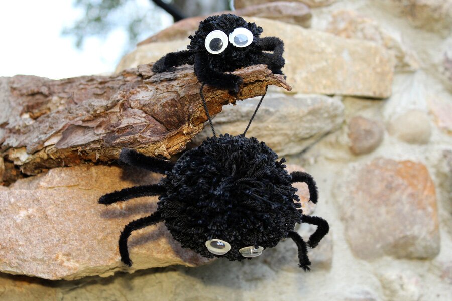 Niedliche PomPom-Spinnen für Halloween