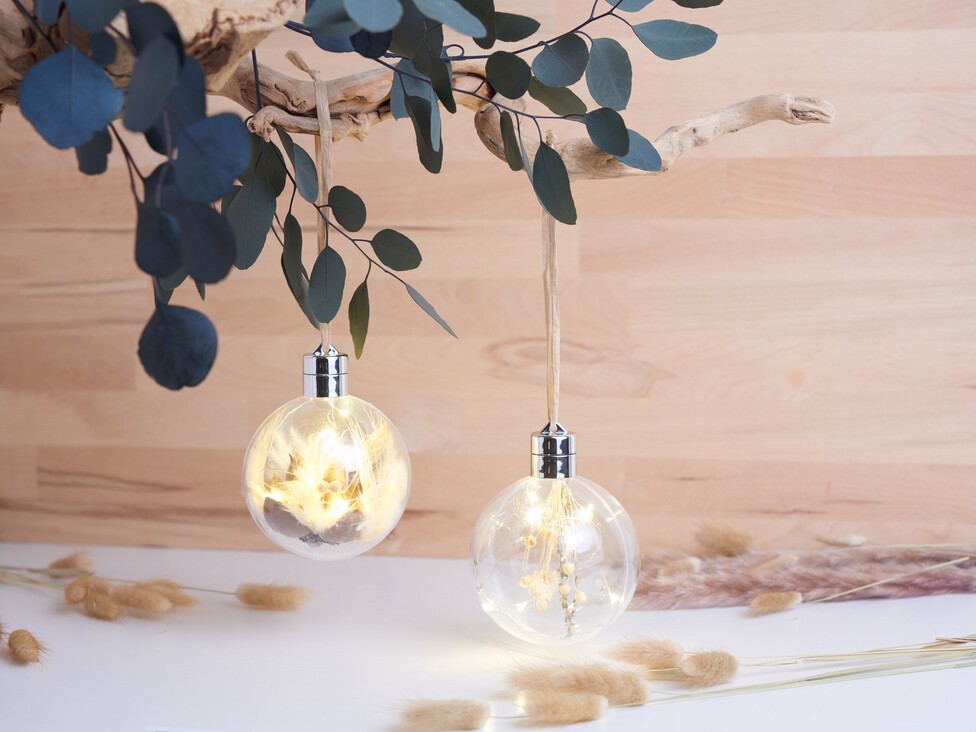 Befüllte LED Kugeln mit Trockenblumen