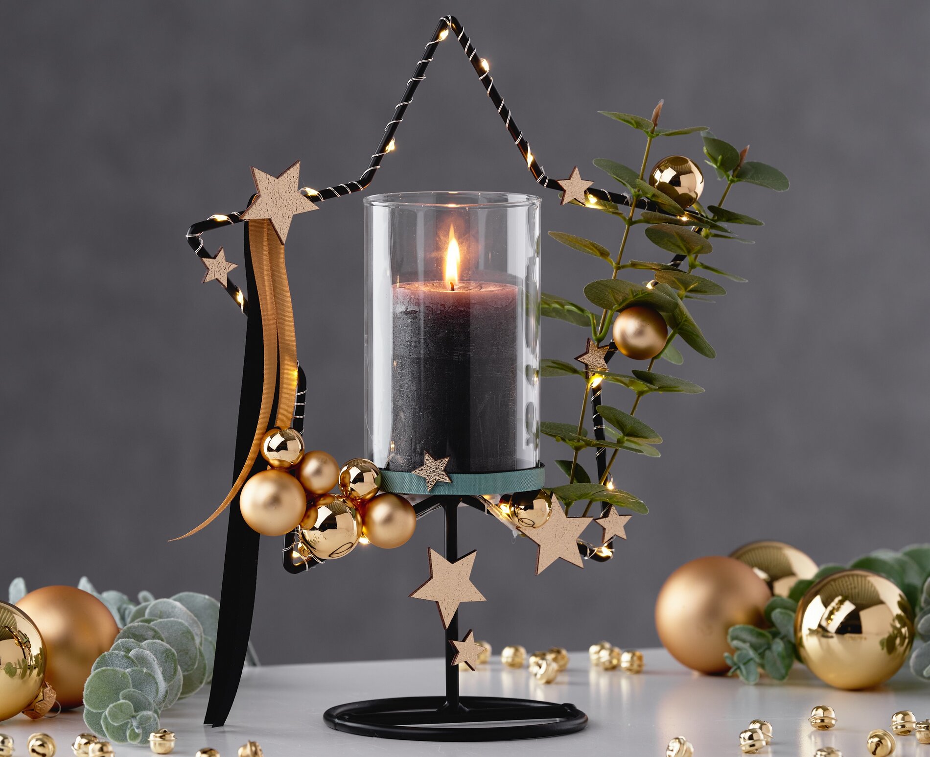 Weihnachtlicher Metallstern mit Kerze