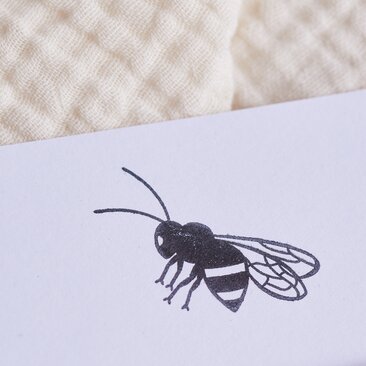 Schmuck mit Bienen und Waben aus Perlen