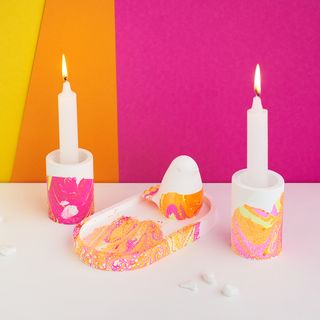 Marmorierte Kerzenst&auml;nder aus Gie&szlig;masse