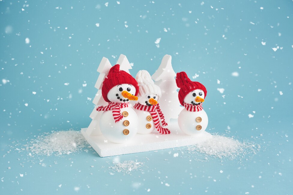 Schneemänner aus Styroporkugeln