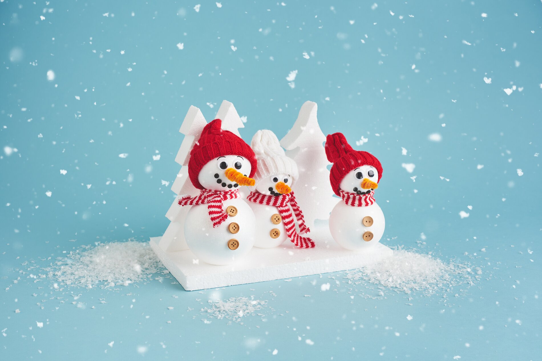 Schneemänner aus Styroporkugeln