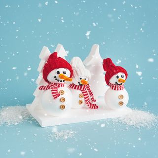 Schneemänner aus Styroporkugeln