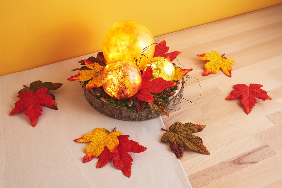 Herbstliche Lichtkugeln basteln