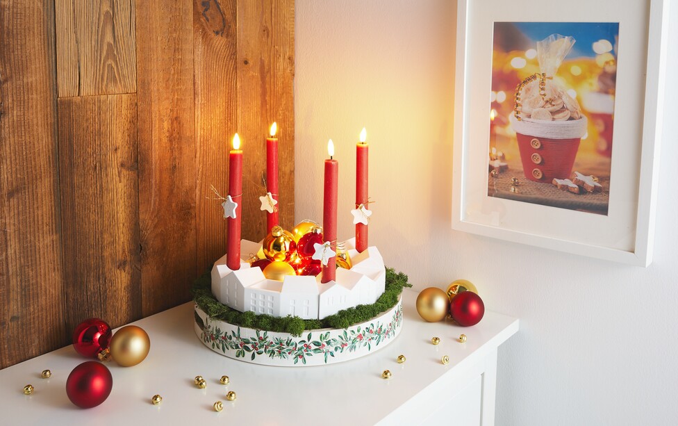 Häuser-Adventskranz gießen