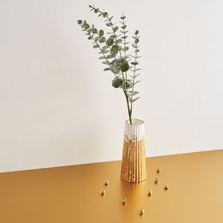 Gegossene Dekovase mit Blattgold