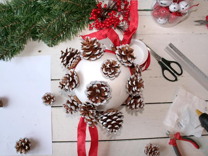 Dekokugel Styroporkugel + Zapfen Weihnachtliche Dekokugel