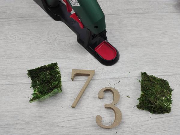DIY door wreath spring -<protected> numbers </protected>and<protected> moss