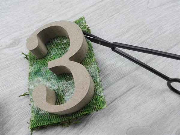 T&uuml;rkranz selber basteln Fr&uuml;hling - numbers mit moss verzieren