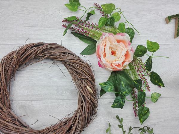 T&uuml;rkranz selber basteln Fr&uuml;hling - Blumen anordnen