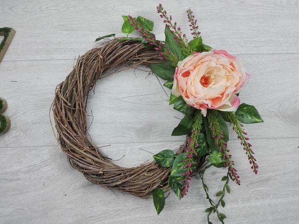 T&uuml;rkranz selber basteln Fr&uuml;hling - Blumen befestigen