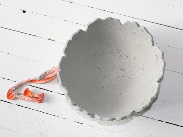 Schale aus Knetbeton mit Bl&auml;ttern f&uuml;r den Herbst