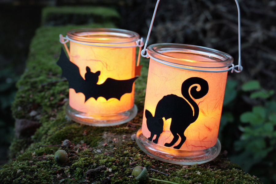 Schaurige Deko-Idee: Teelichter f&uuml;r Halloween