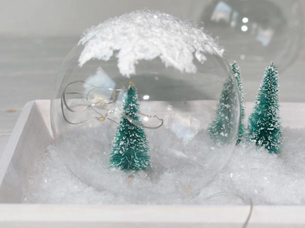 Die chains of lights in die Winterlandschaft platzieren