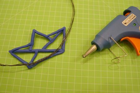 Fimo mit N&auml;hgarn oder Kleber an den T&uuml;rkranz anbringen