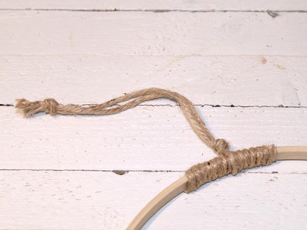 Aufh&auml;ngung f&uuml;r Blumenkranz mit B&auml;ndern knoten