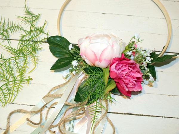 Blattgr&uuml;n am Blumenkranz mit B&auml;ndern befestigen