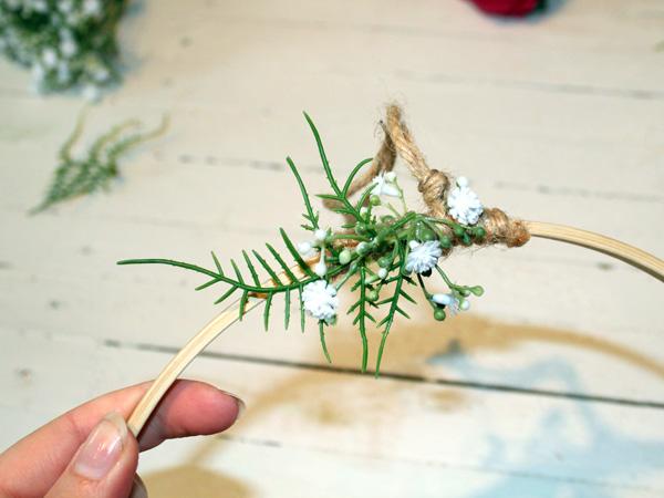Schleierkraut am Blumenkranz mit B&auml;ndern befestigen