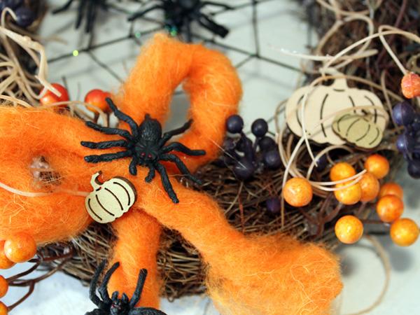 Halloweenkranz mit Spinnen_Spinne Halloweenkranz mit Spinnen