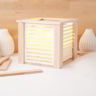Windlicht aus Holz- und gegossenen Kl&ouml;tzchen 