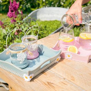 Sommerliche Tabletts mit Chalky Farbe