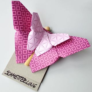 Papierschmetterling auf W&auml;scheklammer